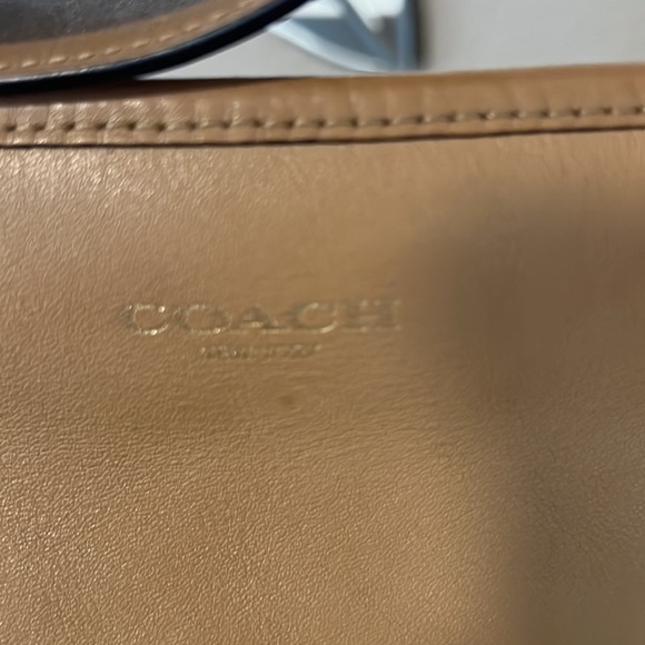 Gorgeous Coach Leather Hobo bag in a camel color. Zip closure, side zip pocket. - Picture 6 of 13